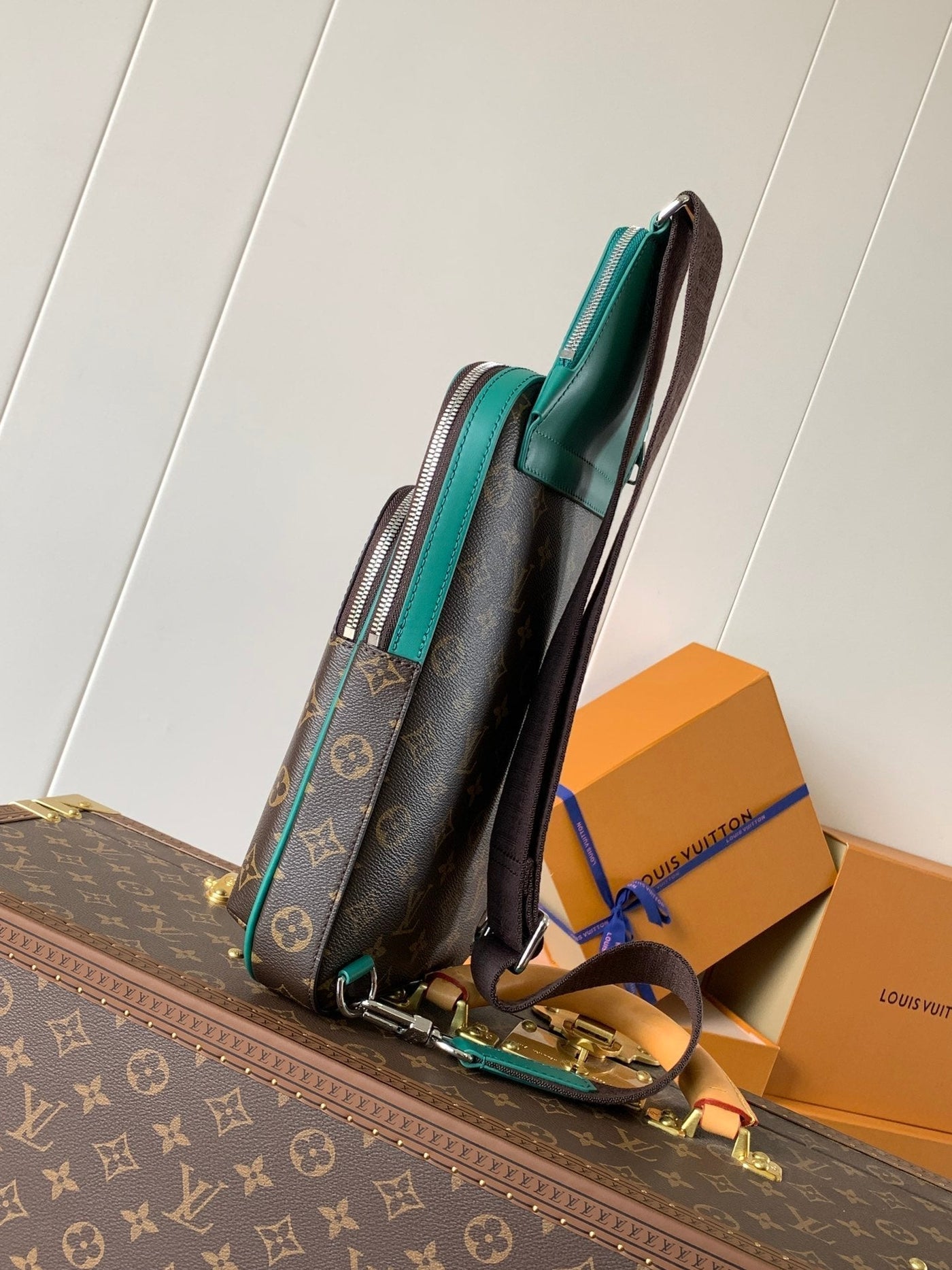 lv avenue slingbag 31 in brown mix green damier graphite canvas - image 5