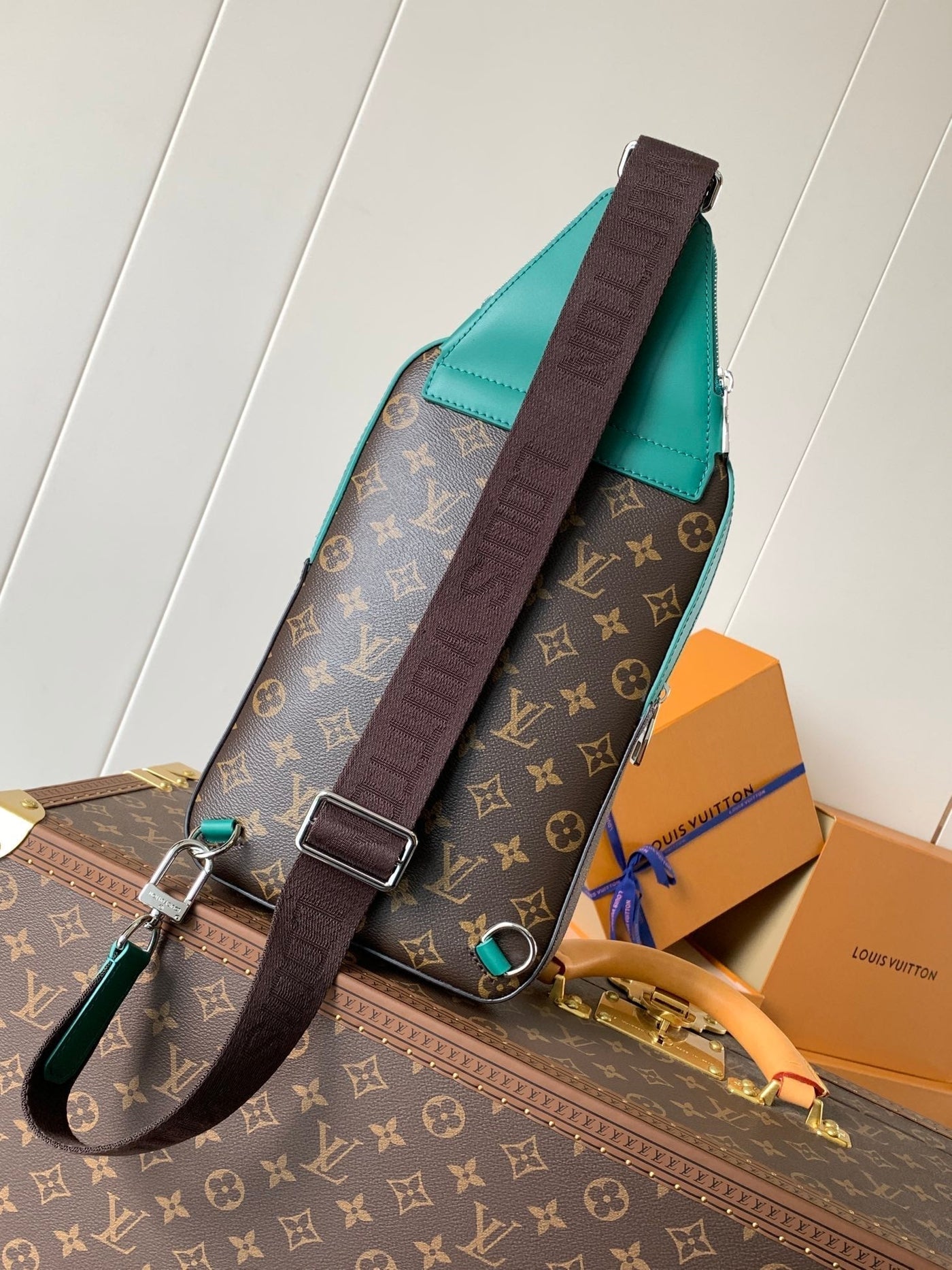 lv avenue slingbag 31 in brown mix green damier graphite canvas - image 8