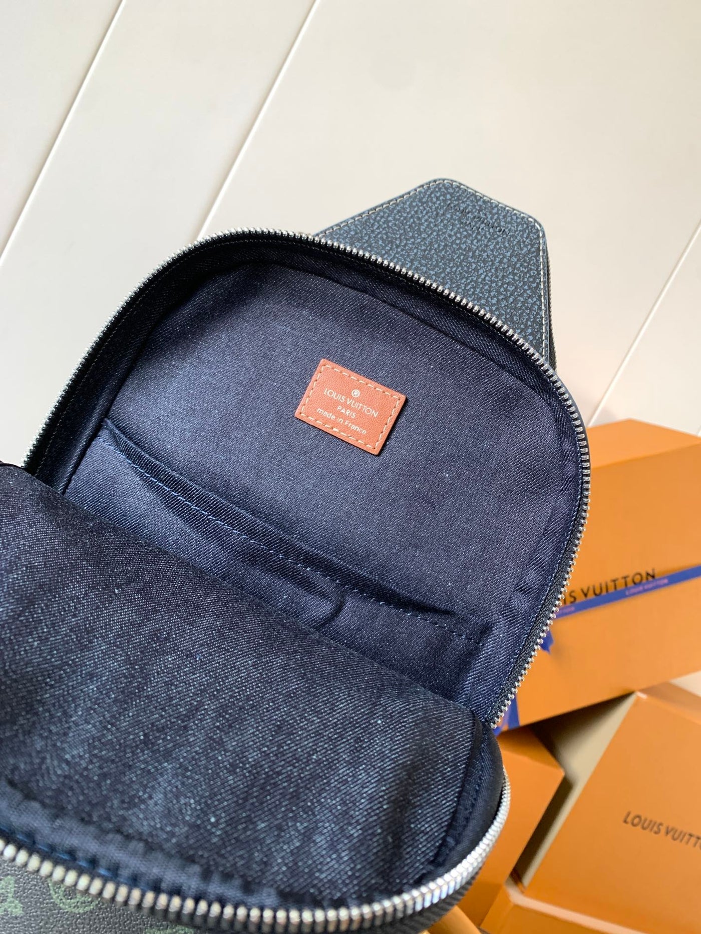 lv avenue slingbag 31 in black monogram canvas with brown logo - image 2