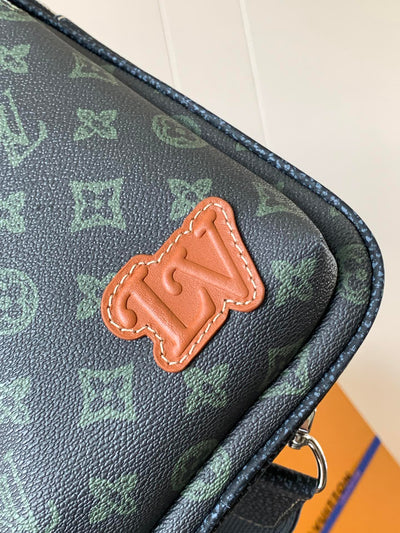 lv avenue slingbag 31 in black monogram canvas with brown logo - image 3