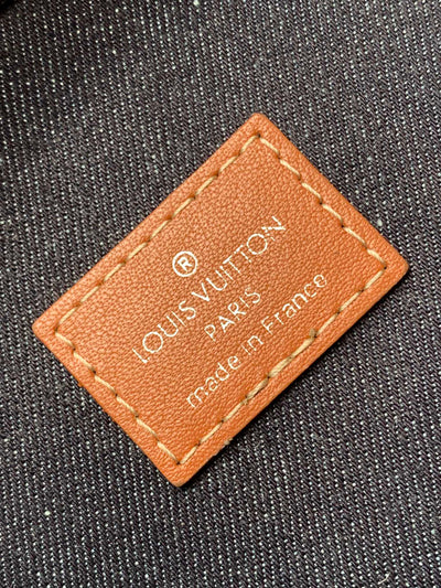 lv avenue slingbag 31 in black monogram canvas with brown logo - image 4