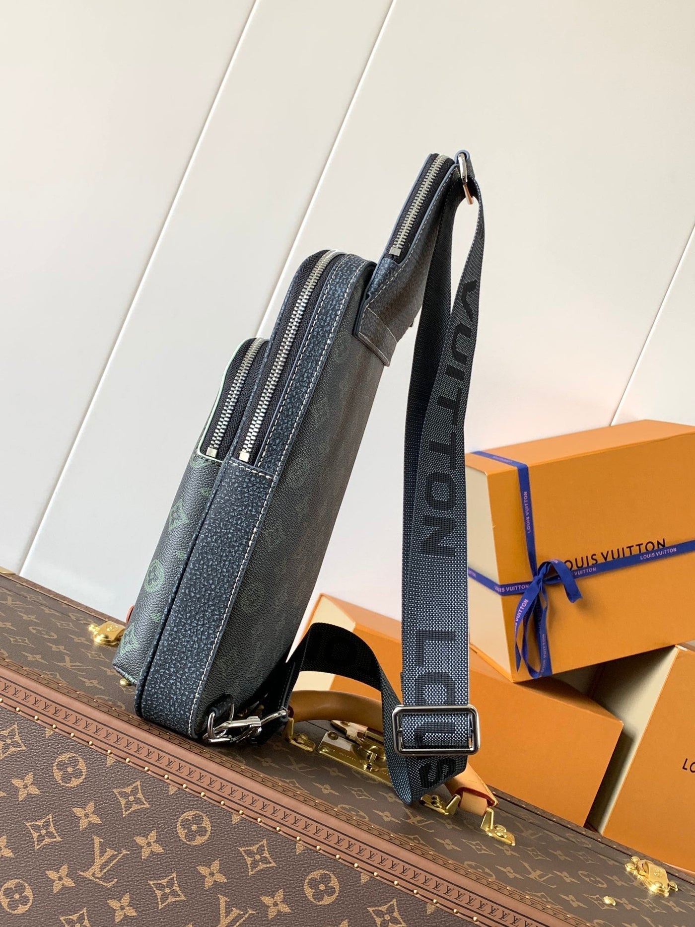 lv avenue slingbag 31 in black monogram canvas with brown logo - image 5