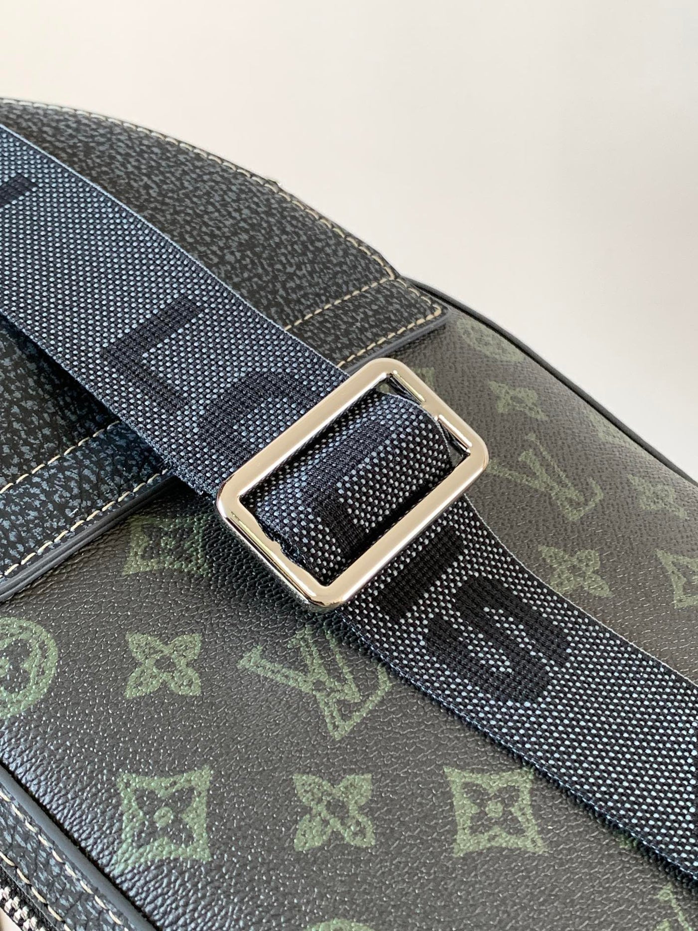 lv avenue slingbag 31 in black monogram canvas with brown logo - image 6