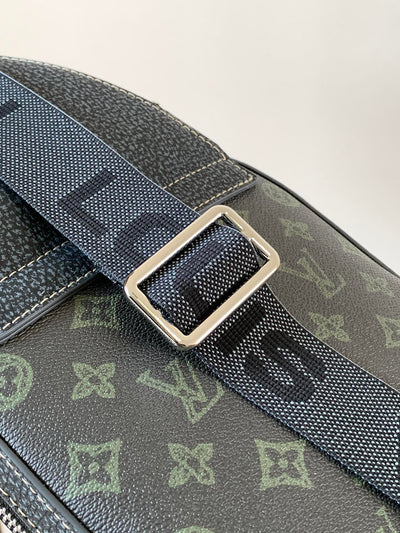 lv avenue slingbag 31 in black monogram canvas with brown logo - image 6