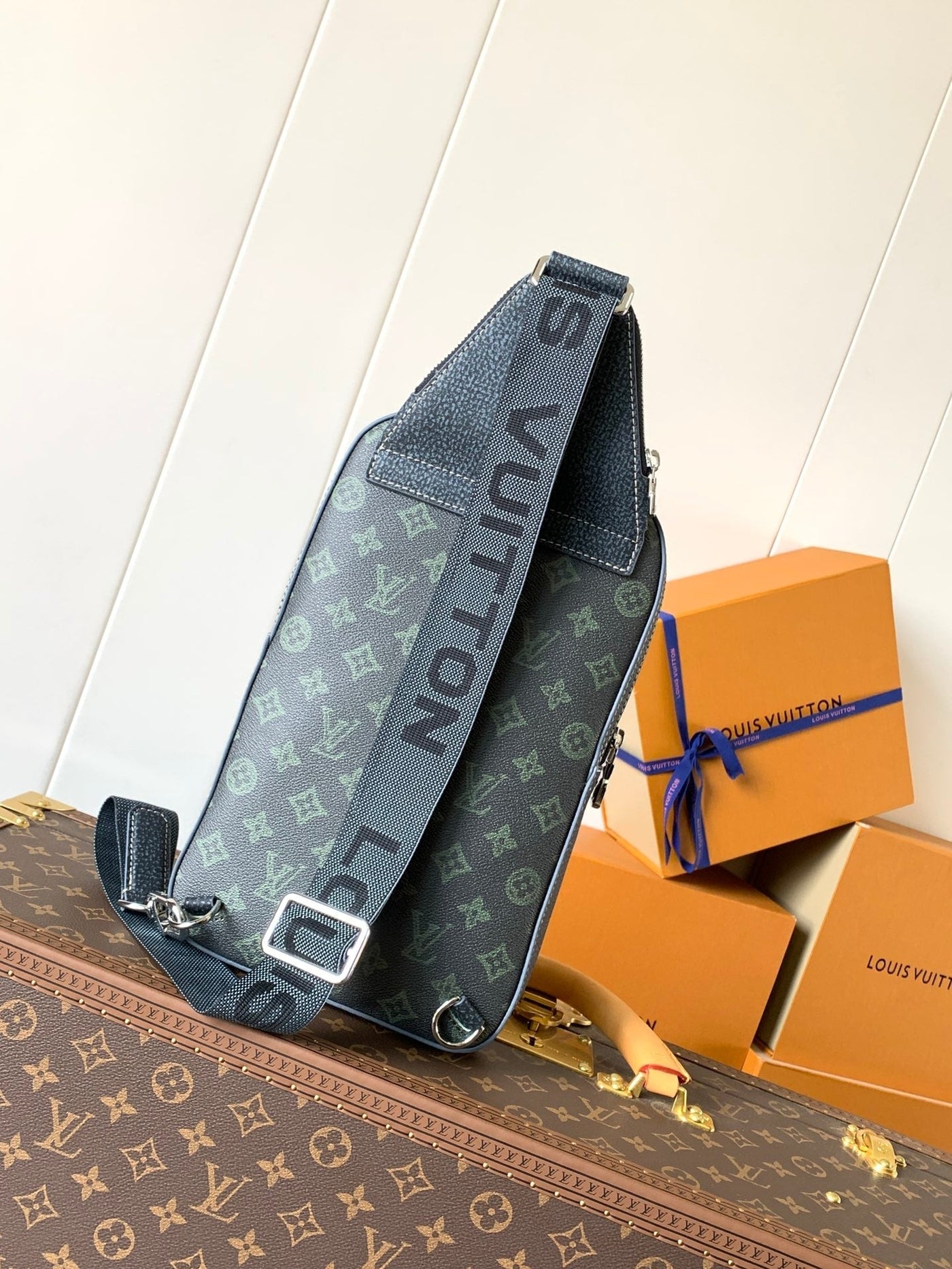 lv avenue slingbag 31 in black monogram canvas with brown logo - image 7
