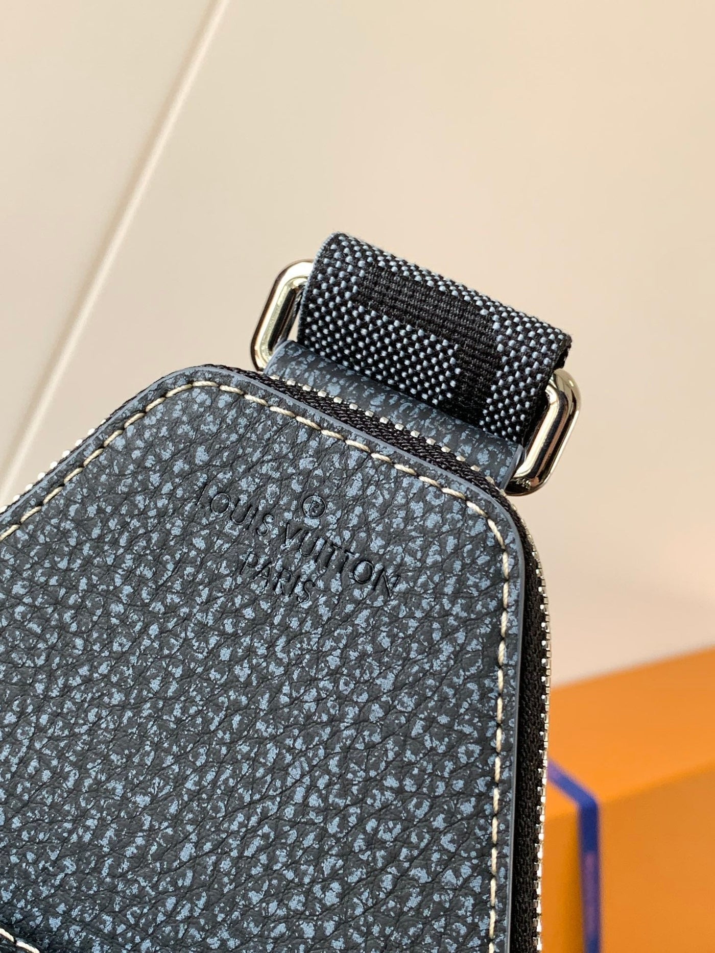lv avenue slingbag 31 in black monogram canvas with brown logo - image 8