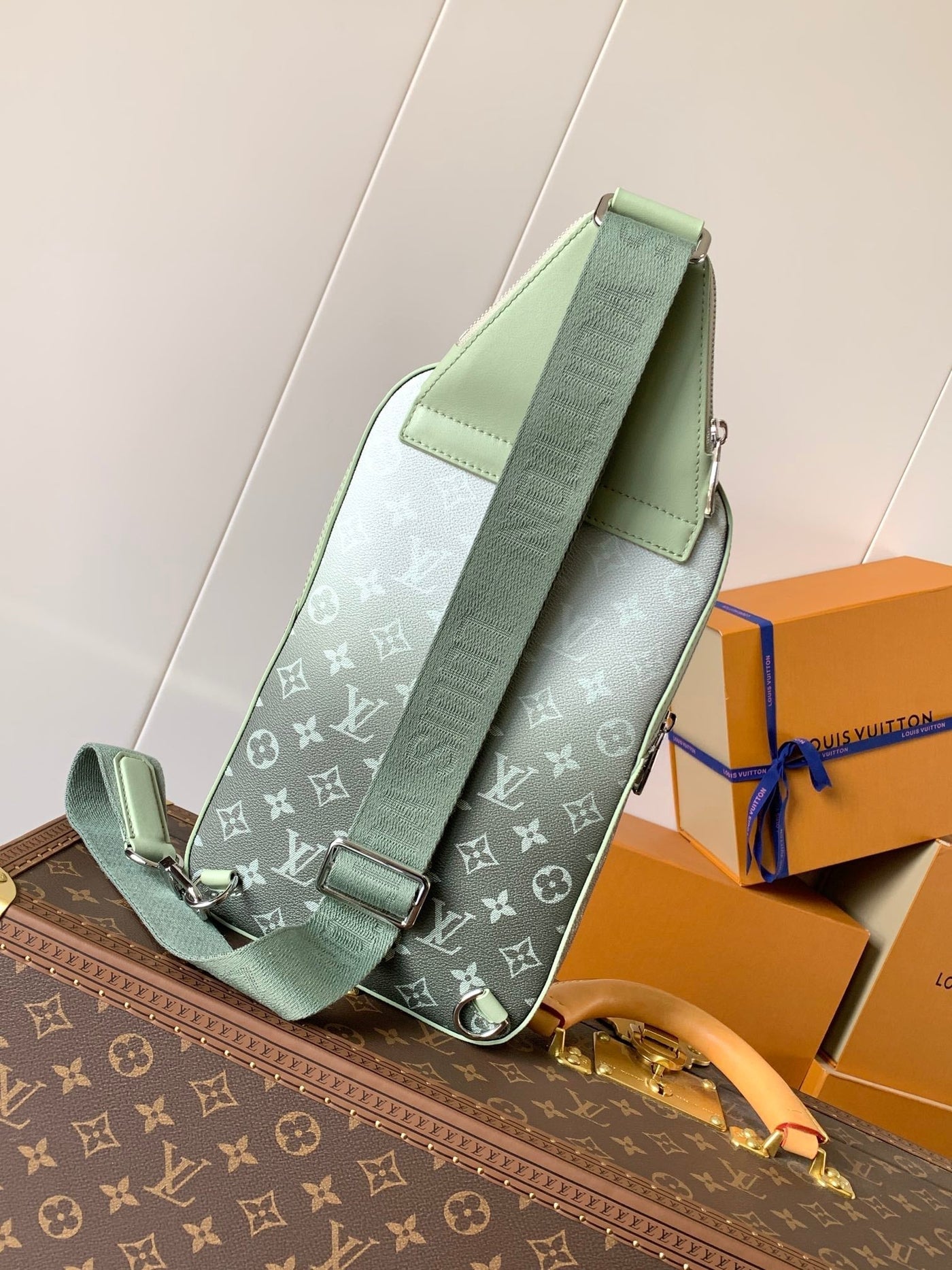 lv avenue slingbag 31 in white and black ombre monogram canvas - image 2