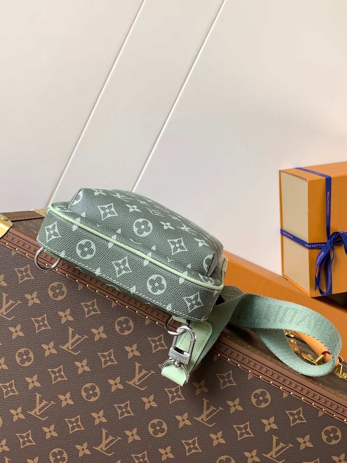 lv avenue slingbag 31 in white and black ombre monogram canvas - image 4