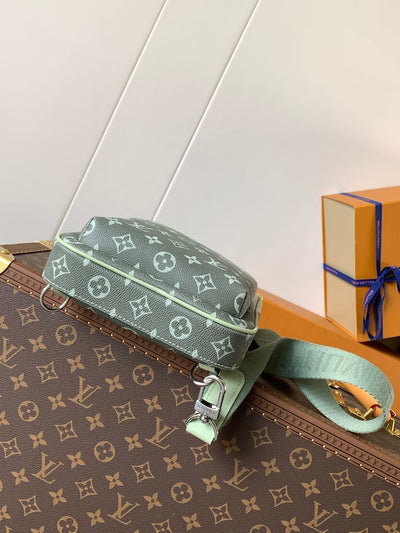 lv avenue slingbag 31 in white and black ombre monogram canvas - image 4
