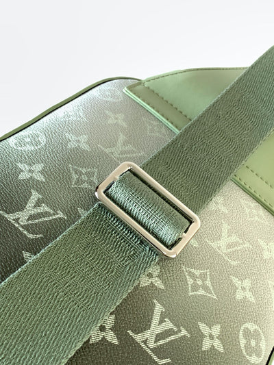 lv avenue slingbag 31 in white and black ombre monogram canvas - image 8