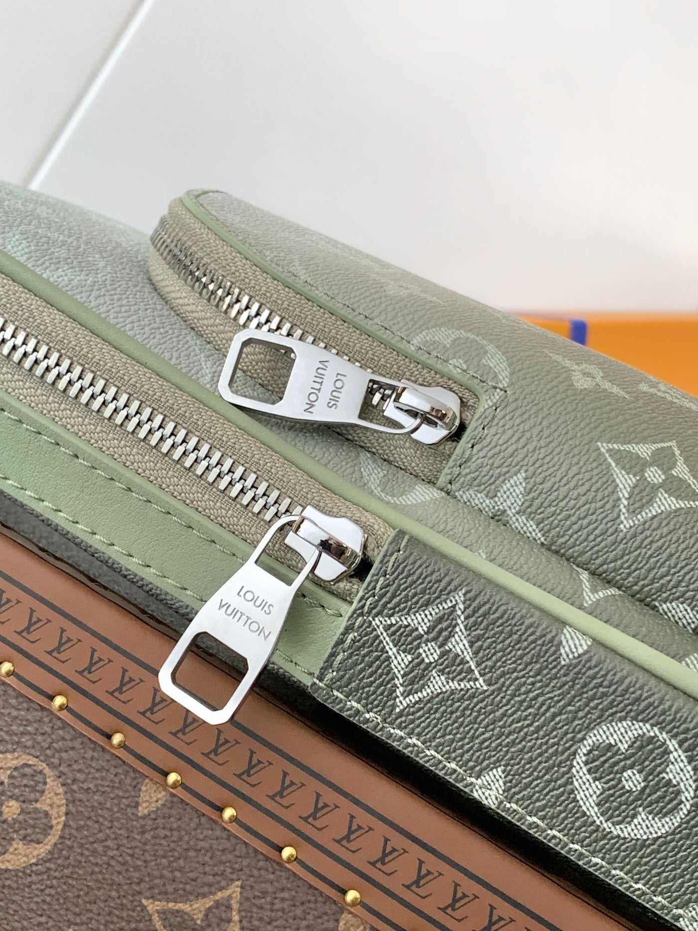 lv avenue slingbag 31 in white and black ombre monogram canvas - image 9