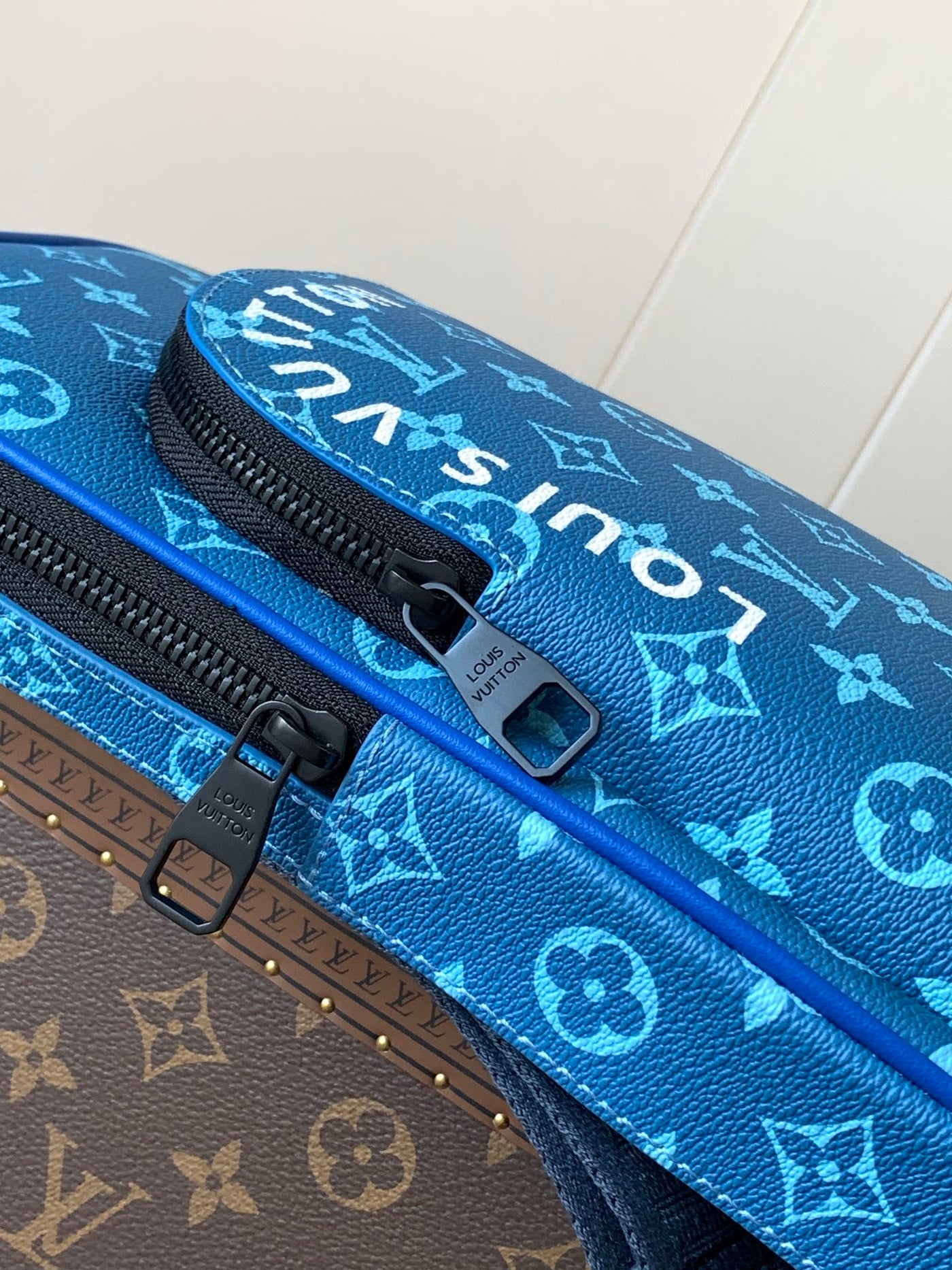 lv avenue slingbag 31 in blue and brown taiga leather - image 2