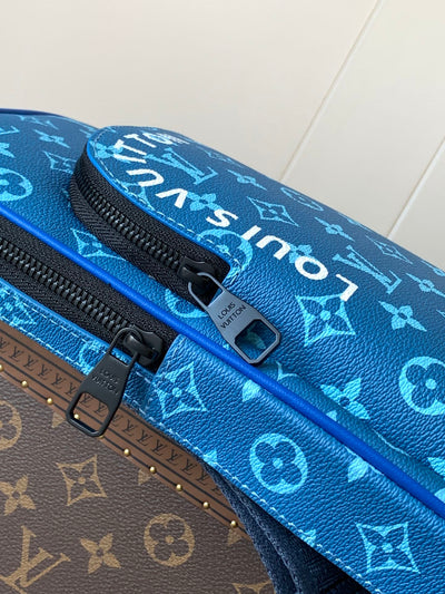 lv avenue slingbag 31 in blue and brown taiga leather - image 2