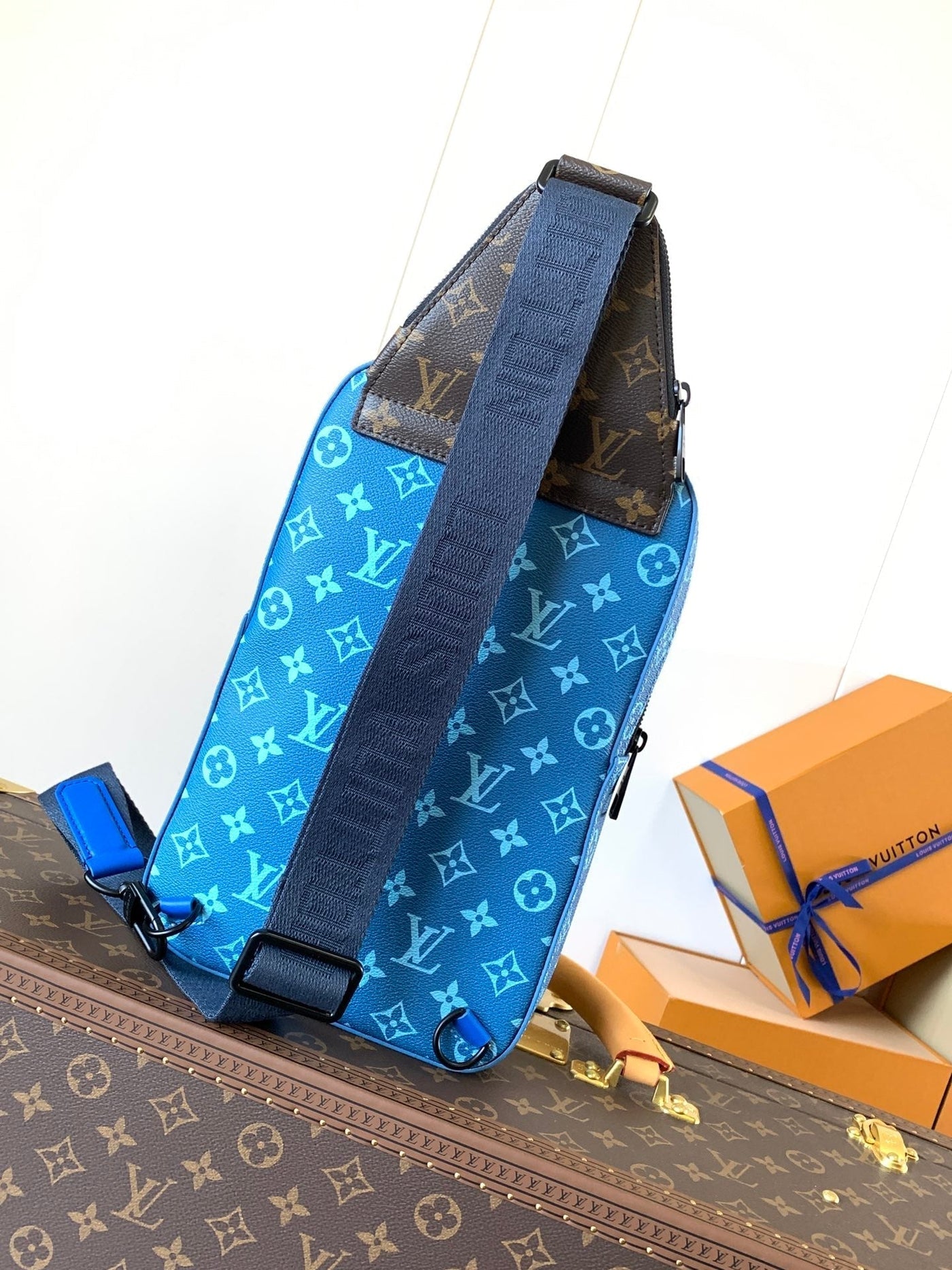 lv avenue slingbag 31 in blue and brown taiga leather - image 4