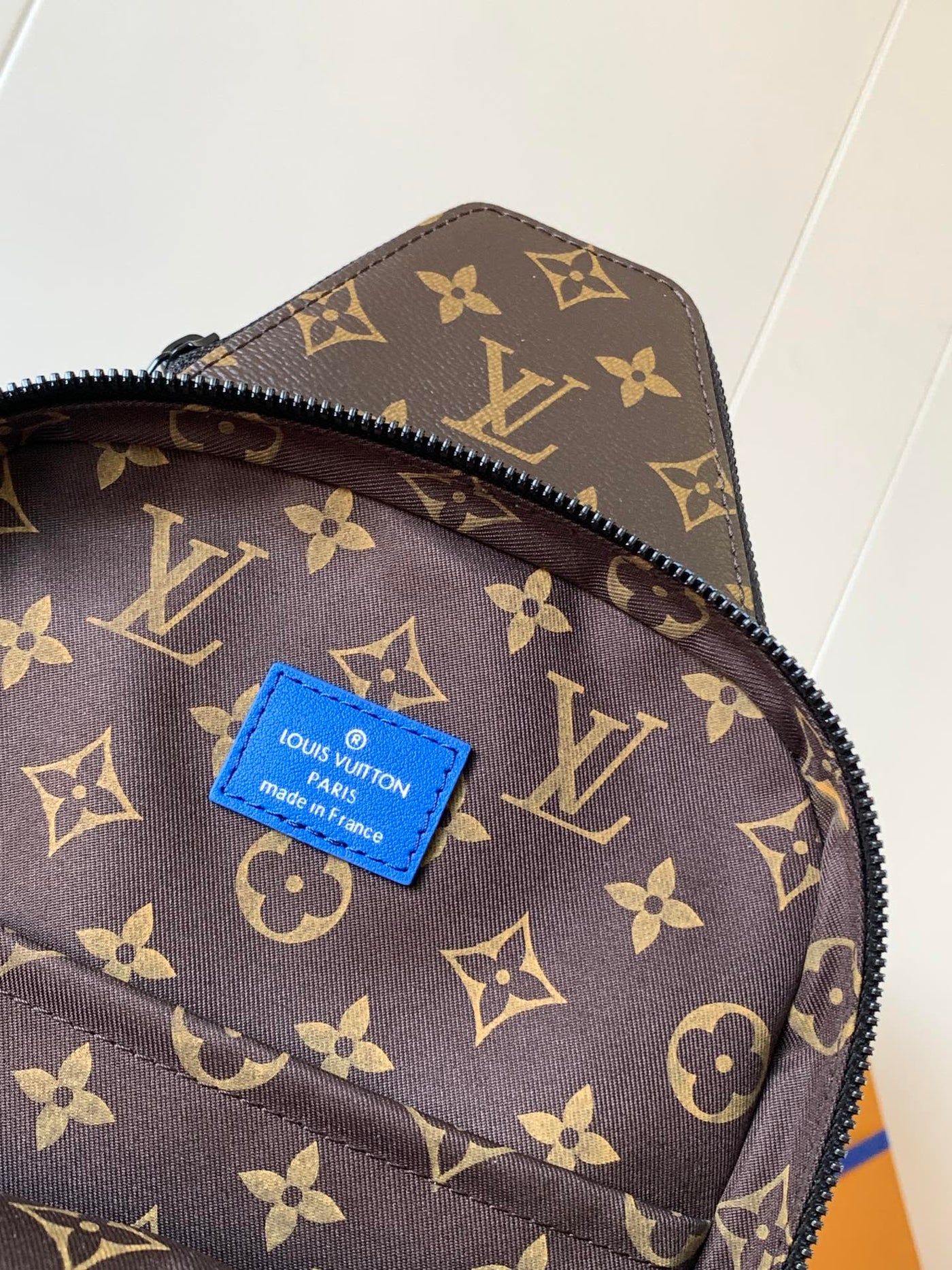 lv avenue slingbag 31 in blue and brown taiga leather - image 5