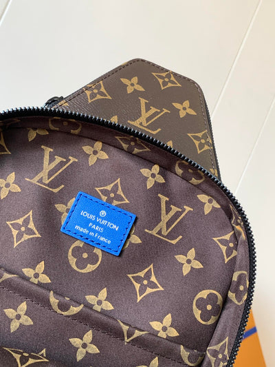 lv avenue slingbag 31 in blue and brown taiga leather - image 5