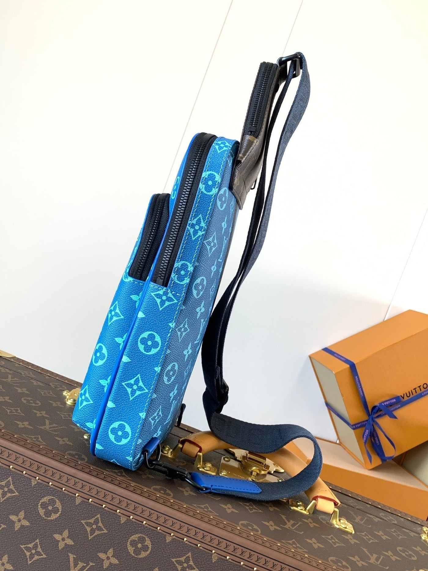 lv avenue slingbag 31 in blue and brown taiga leather - image 6