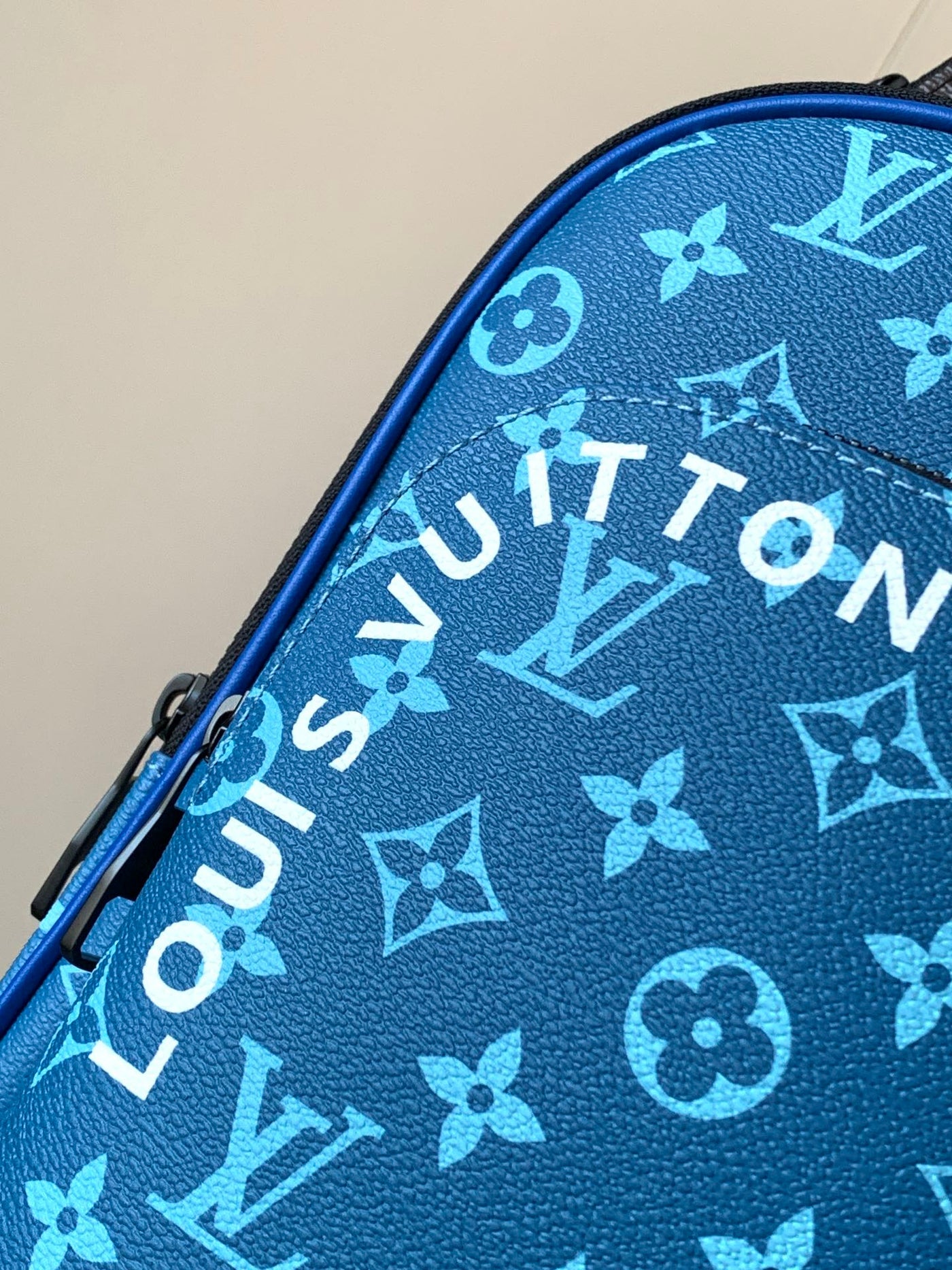 lv avenue slingbag 31 in blue and brown taiga leather - image 7