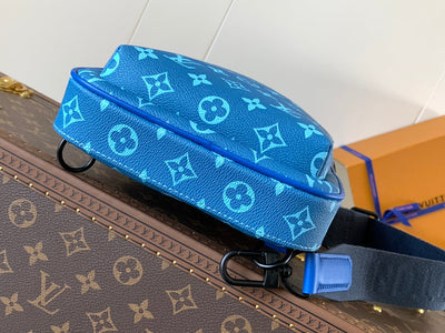 lv avenue slingbag 31 in blue and brown taiga leather - image 8