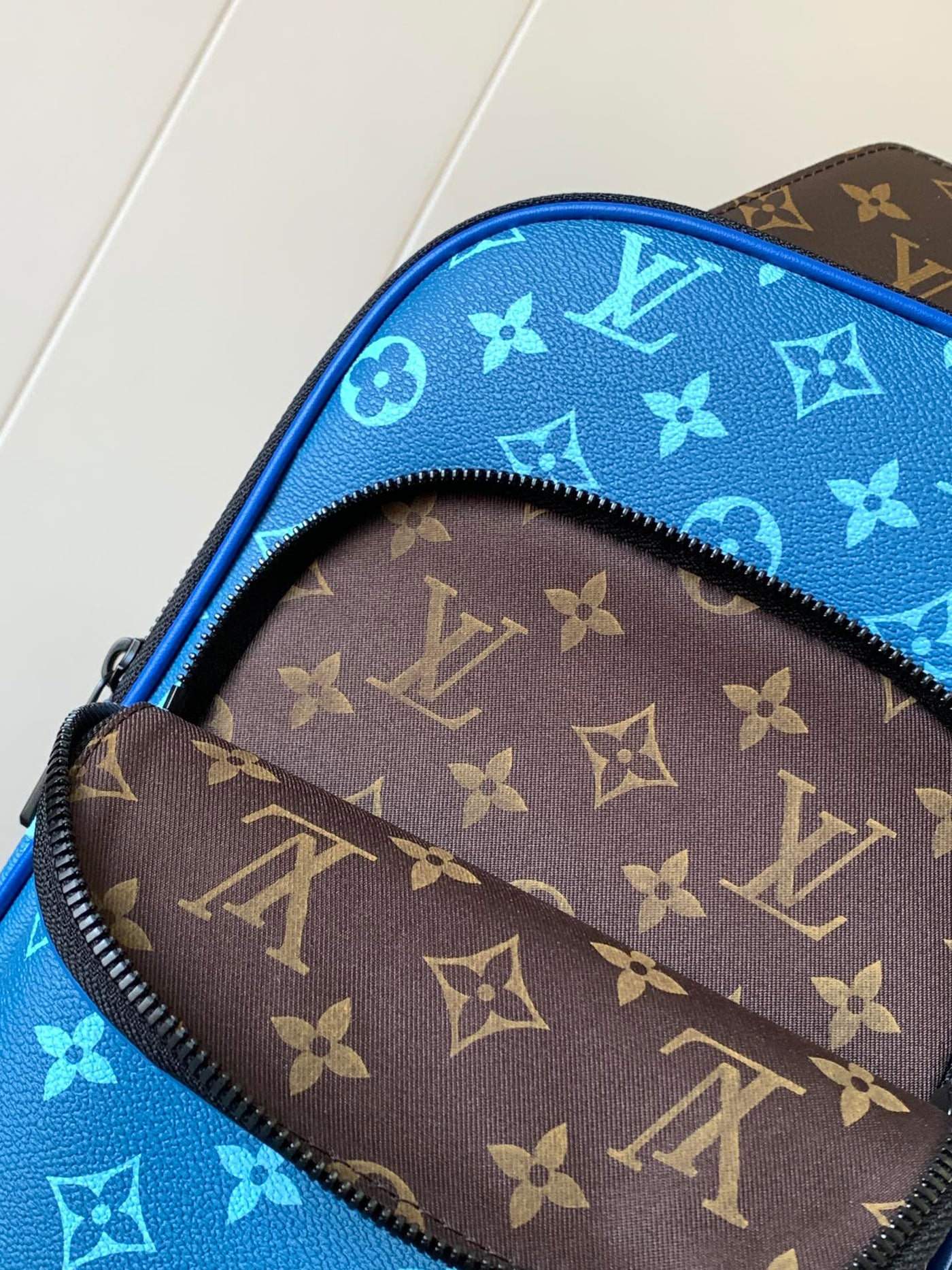 lv avenue slingbag 31 in blue and brown taiga leather - image 9
