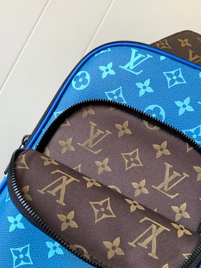 lv avenue slingbag 31 in blue and brown taiga leather - image 9