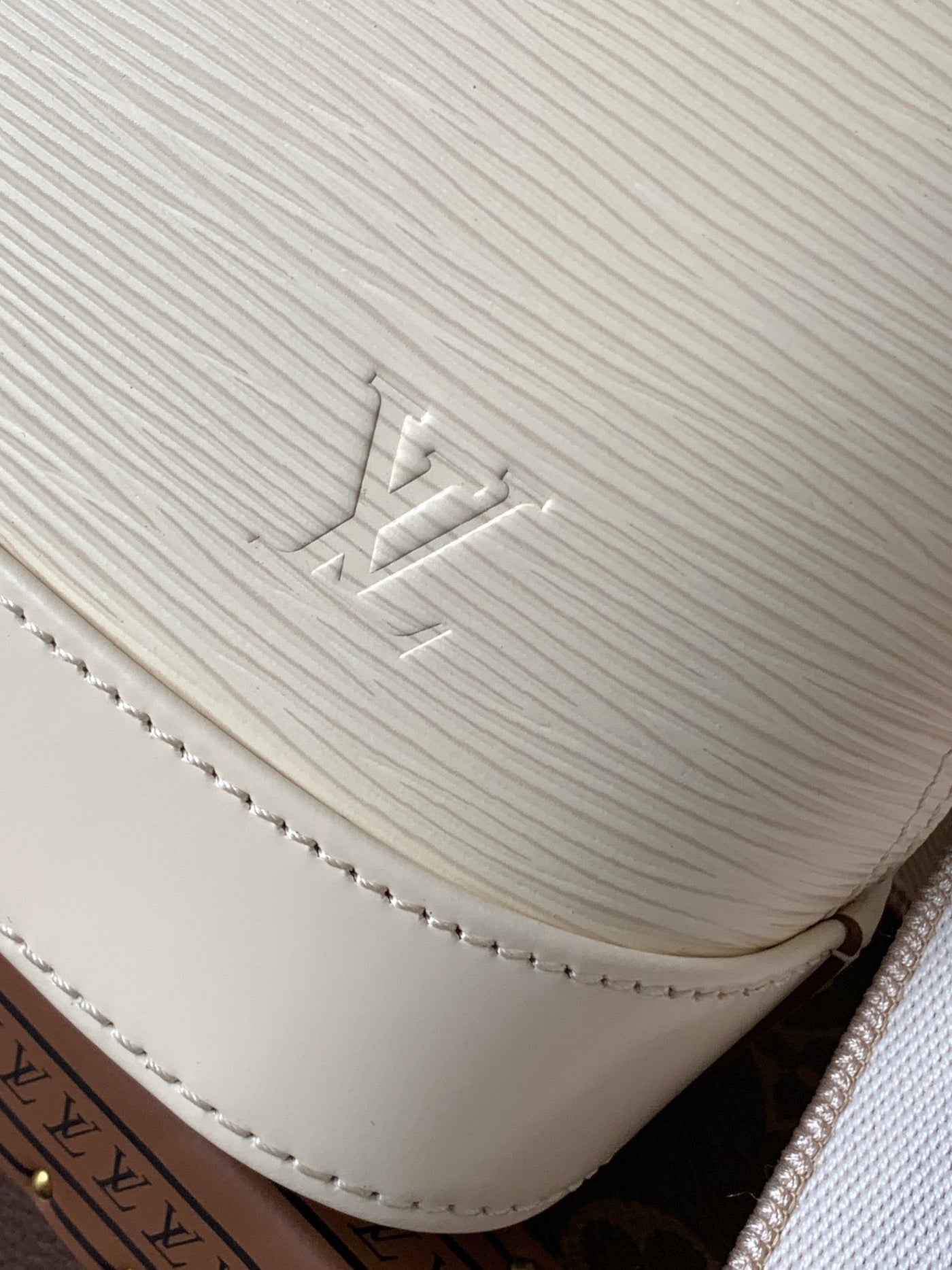 alma bb bag 23 in beige grain cowhide - image 8