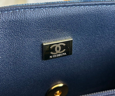 MEDIUM FLAP BAG 25 IN CLASSIC BLUE DENIM GOLD HARDWARE - Image 5
