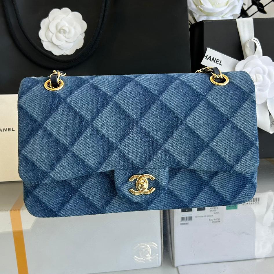 MEDIUM FLAP BAG 25 IN CLASSIC BLUE DENIM GOLD HARDWARE - Main Image