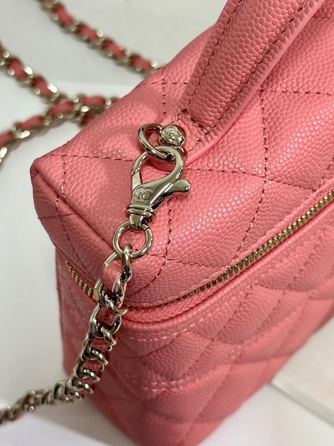 VANITY CASE 19 IN CONTESSA PINK CALFSKIN GOLD-TONE METALLIC - Image 5