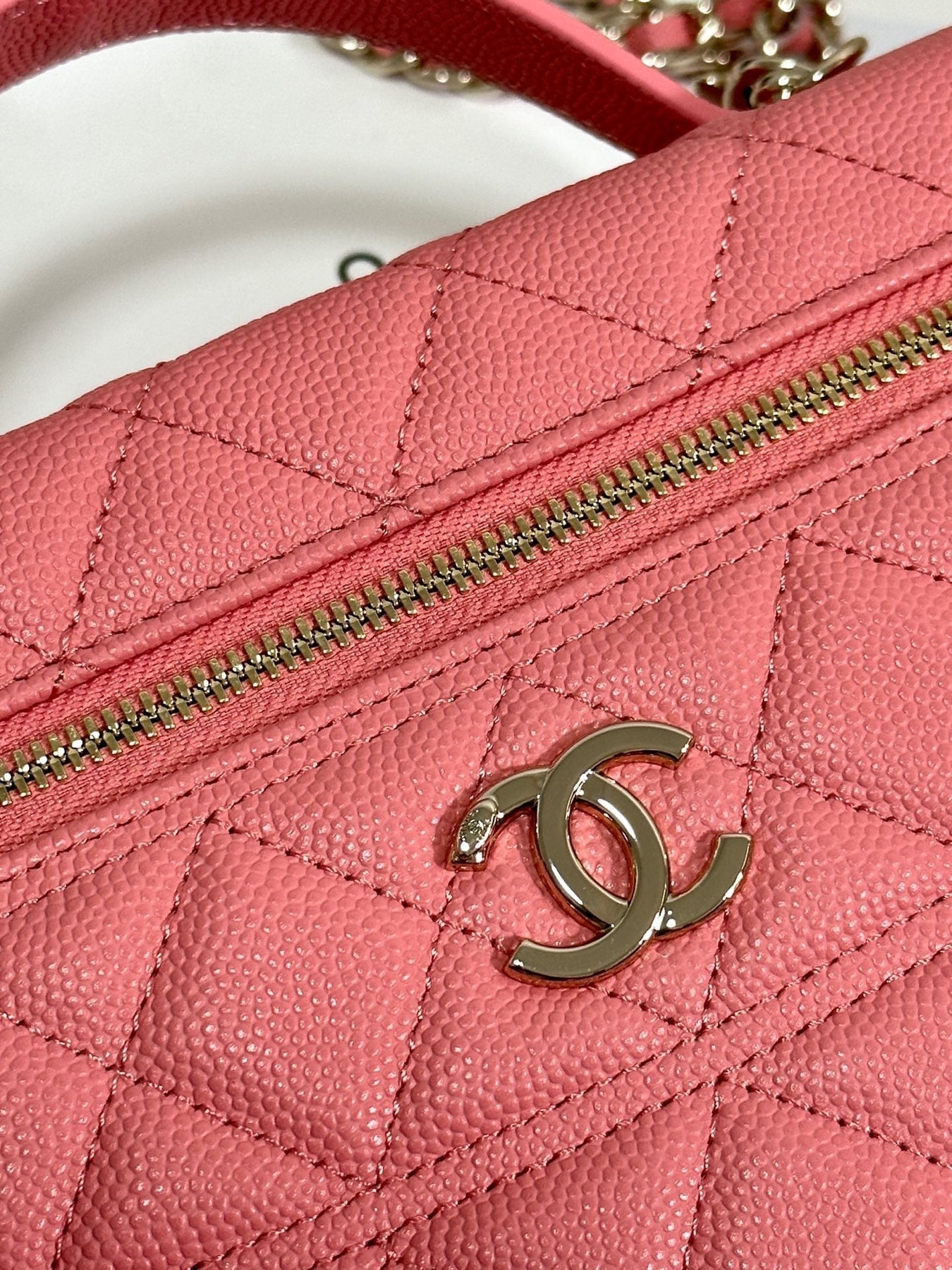 VANITY CASE 19 IN CONTESSA PINK CALFSKIN GOLD-TONE METALLIC - Image 7