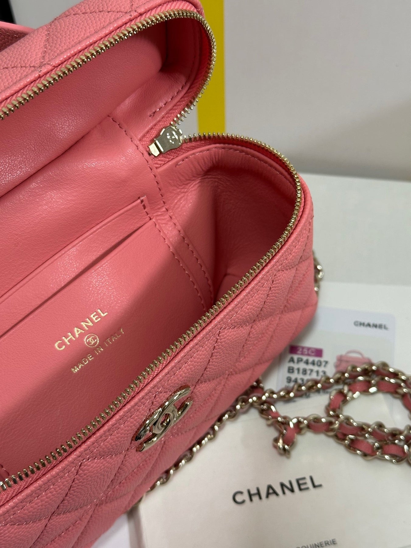 VANITY CASE 19 IN CONTESSA PINK CALFSKIN GOLD-TONE METALLIC - Image 8