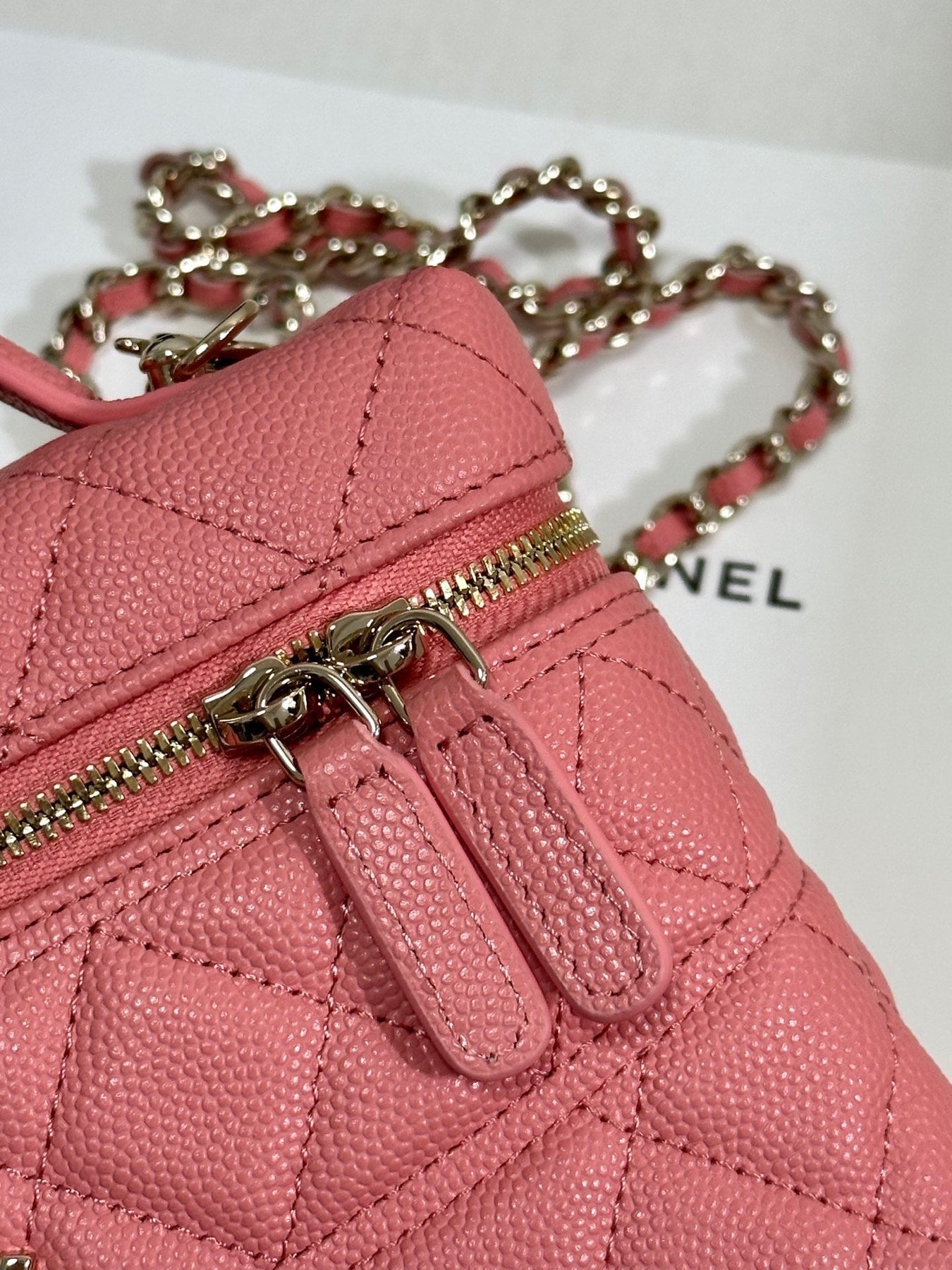 VANITY CASE 19 IN CONTESSA PINK CALFSKIN GOLD-TONE METALLIC - Image 10