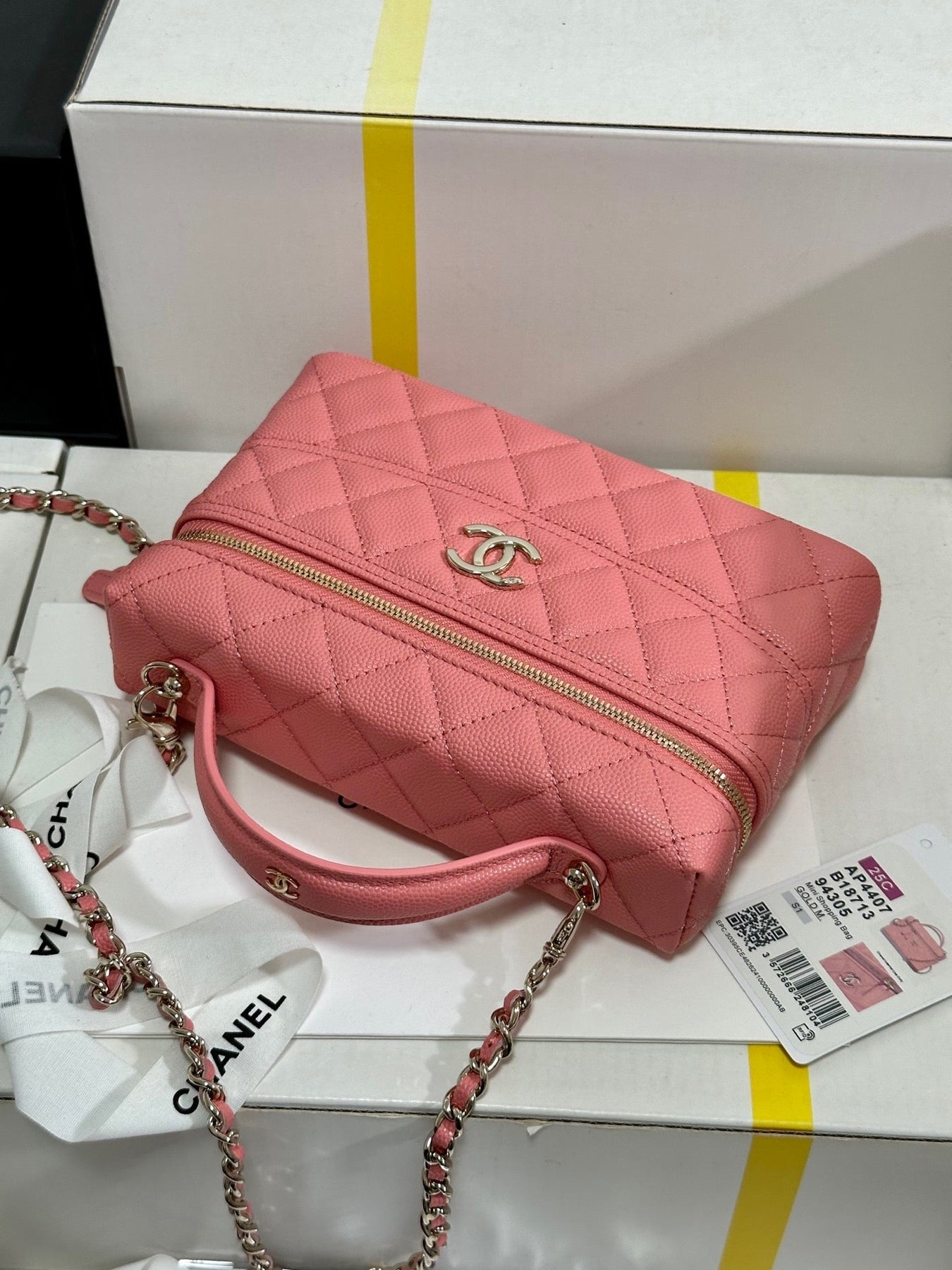 VANITY CASE 19 IN CONTESSA PINK CALFSKIN GOLD-TONE METALLIC - Image 4