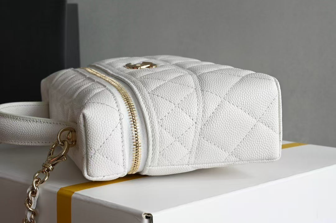 COSMETIC BAG 19 IN WHITE GRAINED CALFSKIN GOLD HARDWARE - Image 8