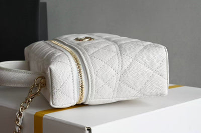 COSMETIC BAG 19 IN WHITE GRAINED CALFSKIN GOLD HARDWARE - Image 8