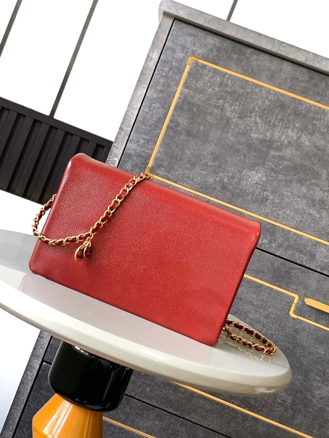 CLASSIC FLAP BAG 22 IN APPLE RED CALFSKIN GOLD HARDWARE - Image 11