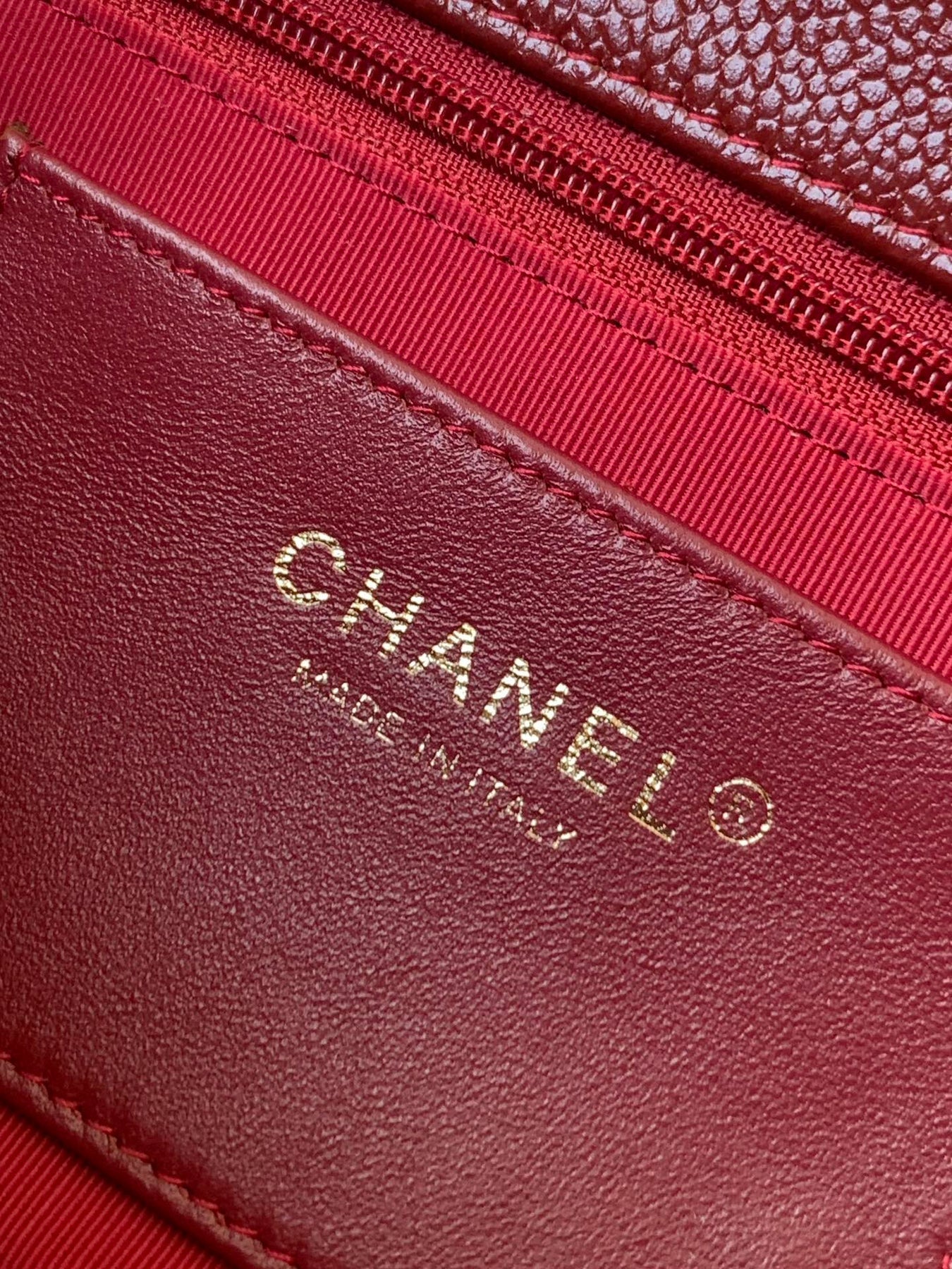CLASSIC FLAP BAG 22 IN APPLE RED CALFSKIN GOLD HARDWARE - Image 5