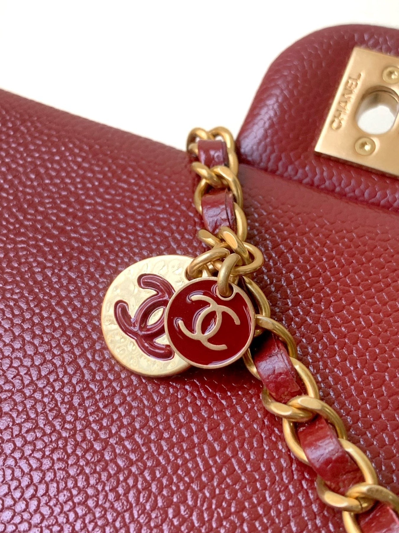 CLASSIC FLAP BAG 22 IN APPLE RED CALFSKIN GOLD HARDWARE - Image 4