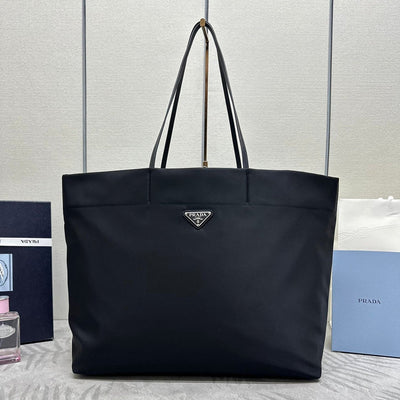 medium shopping bag 40 in black re-nylon fabric - main image