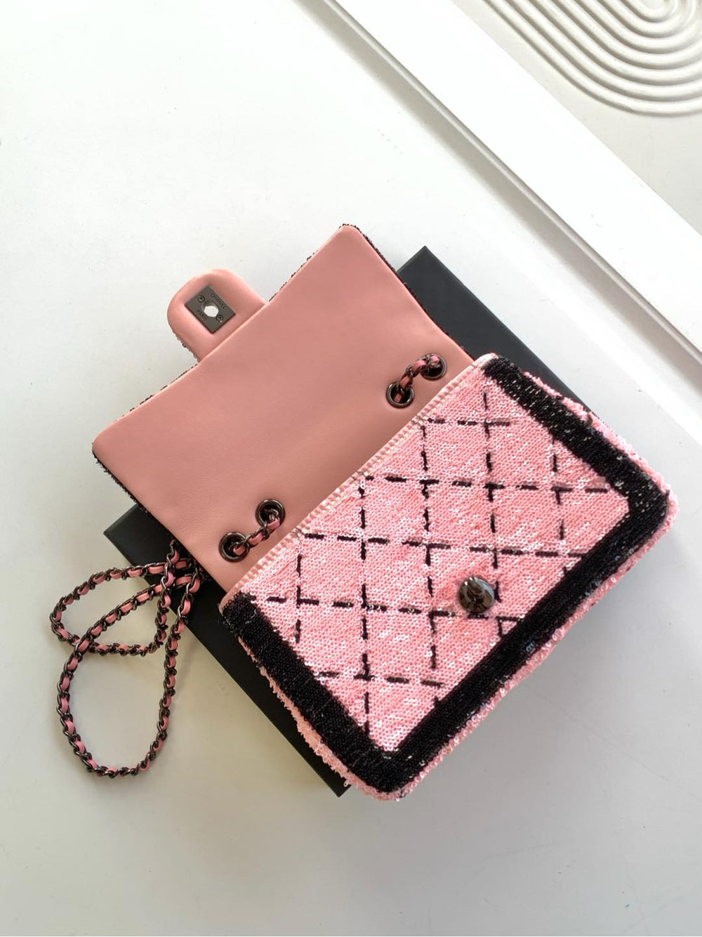 CLASSIC FLAP BAG 21 IN BLACK PINK SEQUINS RUTHENIUM HARDWARE - Image 2