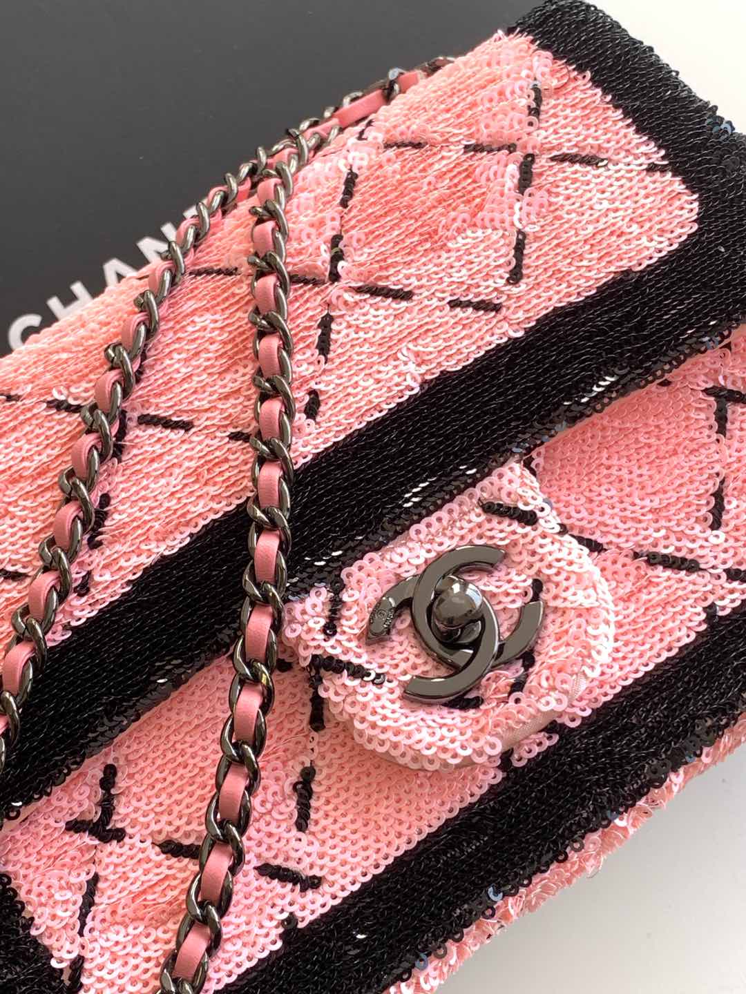 CLASSIC FLAP BAG 21 IN BLACK PINK SEQUINS RUTHENIUM HARDWARE - Image 10