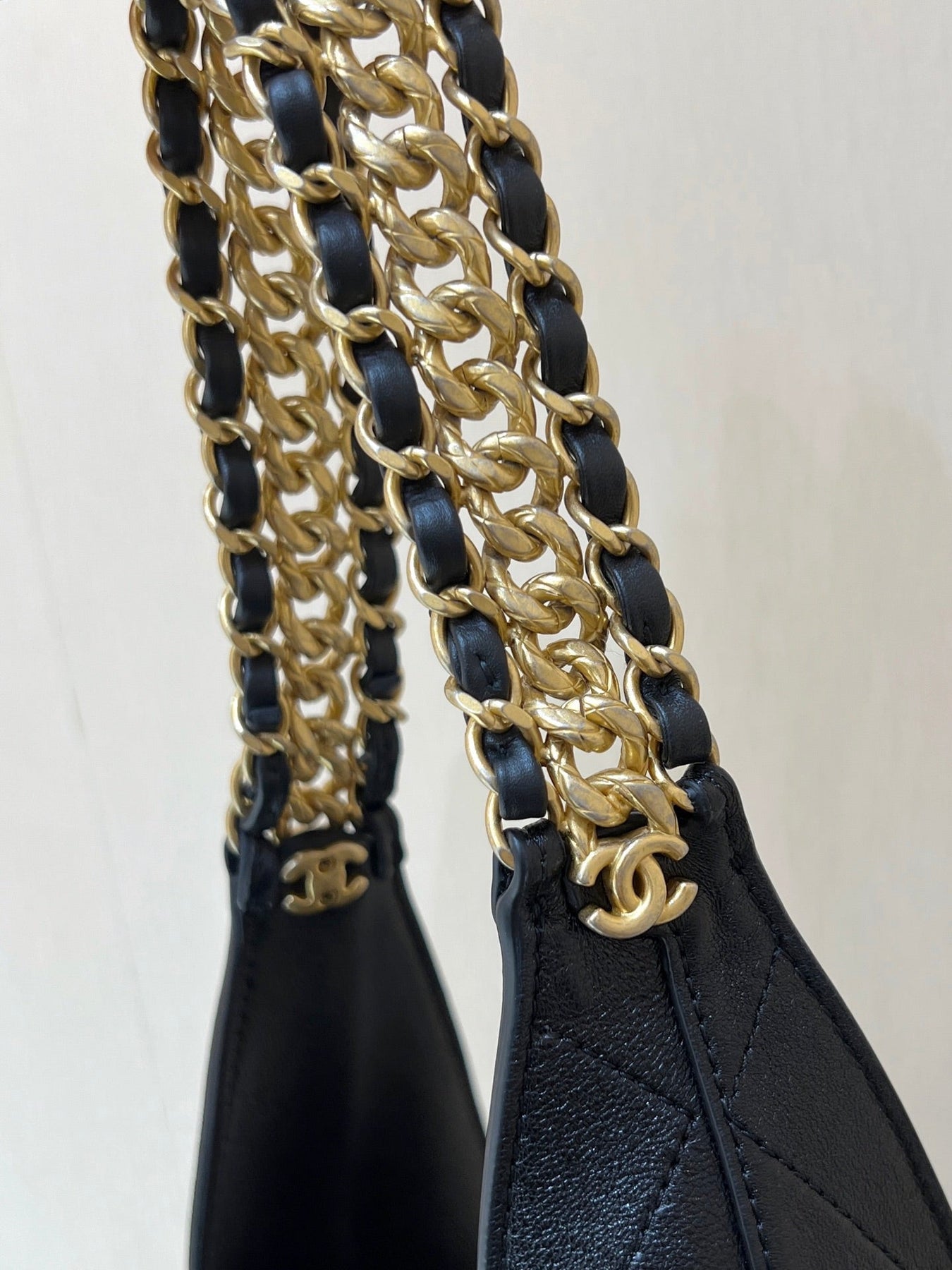 QUILTED LARGE HOBO BAG 35 IN BLACK LAMBSKIN GOLD HARDWARE - Image 11
